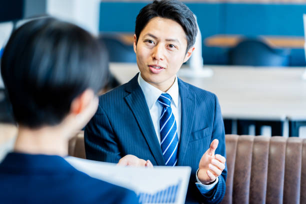 女性がホワイトボードに板書している画像